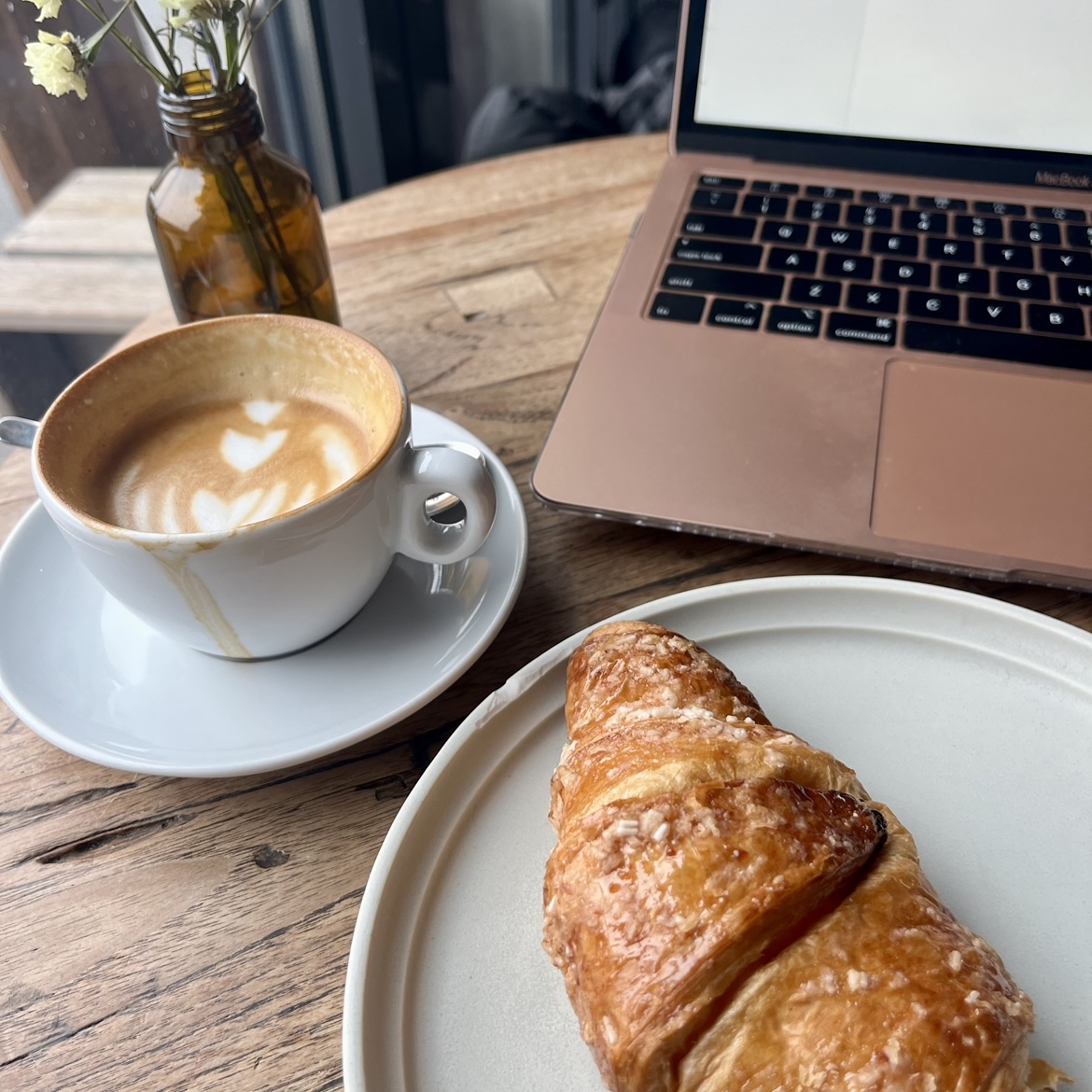 cappuccino & vanilla croissant