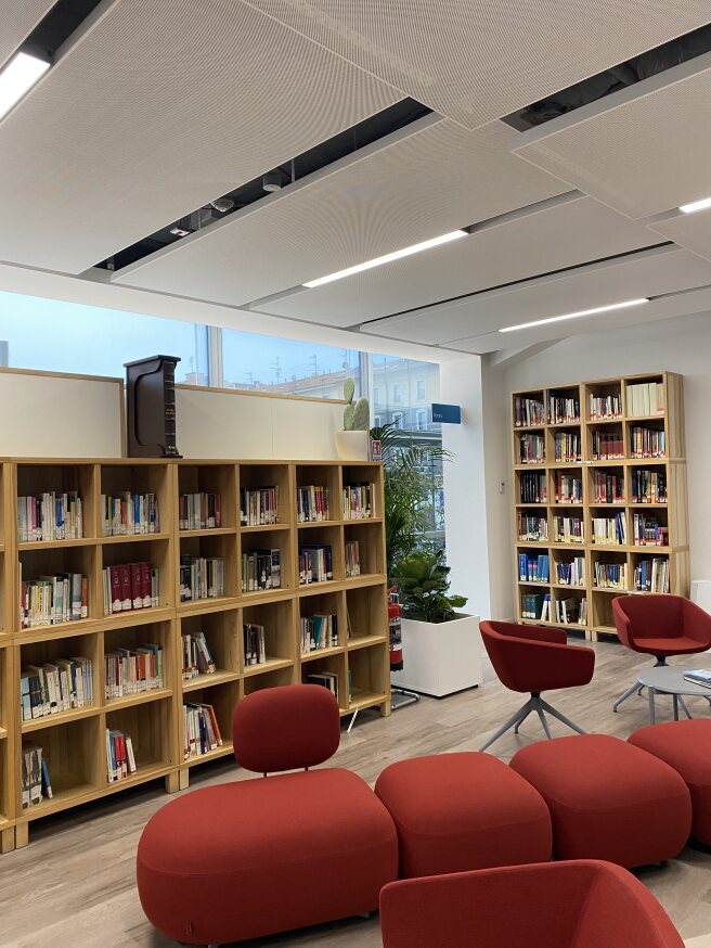 Bookshelves and bubbly red furniture 