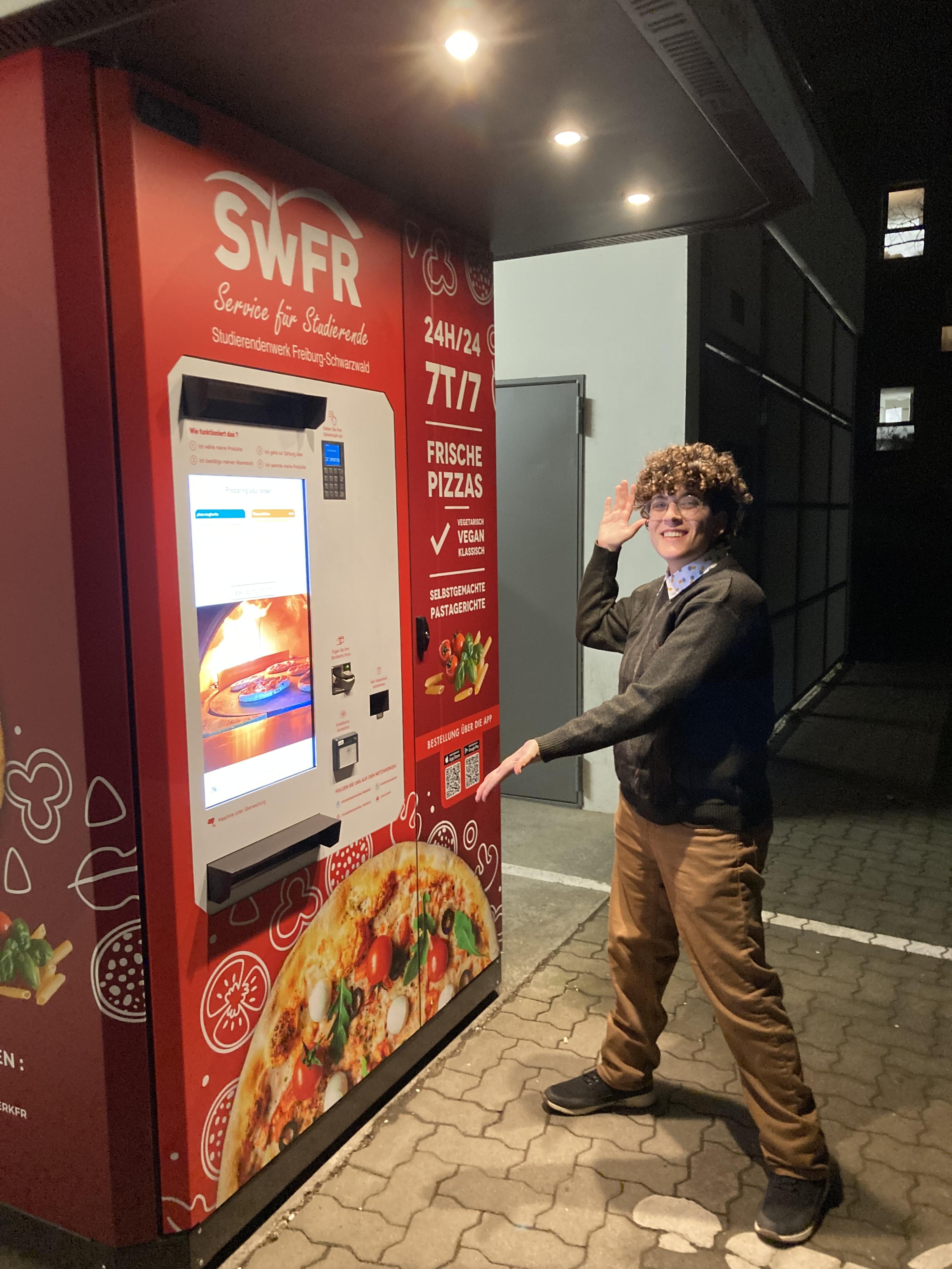 Pizza vending machine