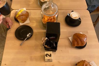 Photo of a breakfast table with cornetti and cappuccini