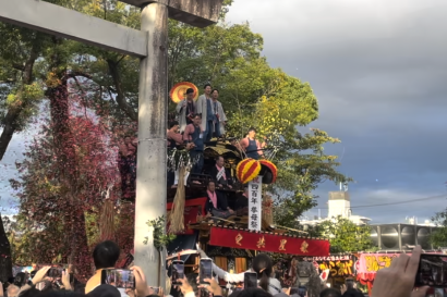 Dashi matsuri float against Toyota-shi torii