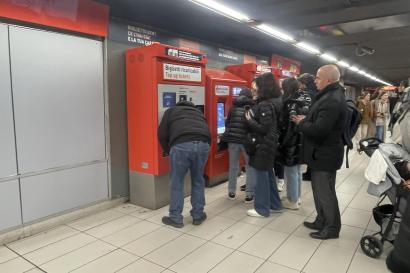 people using the ATM Metro Card Machine to get tickets or renew their card