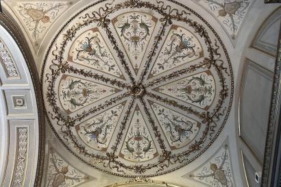 beautifully painted and decorated ceiling inside of the Kunsthistorisches Museum!