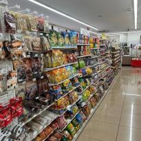 An image of the snacks in a Seven Eleven. 