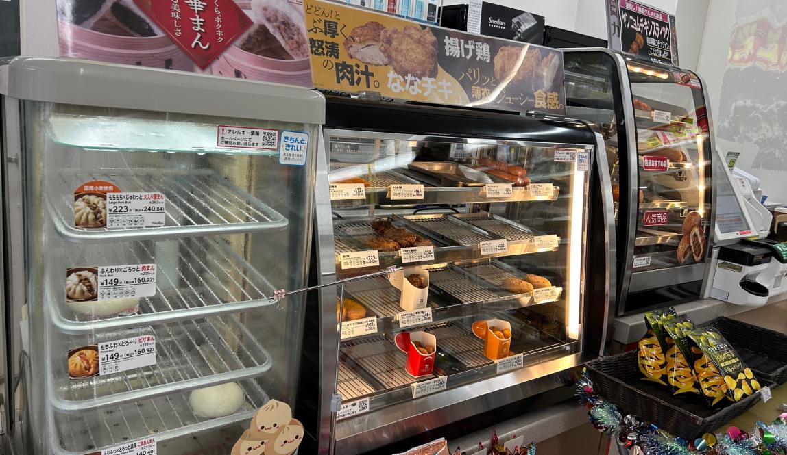 An image of the hot foods in a Seven Eleven. 