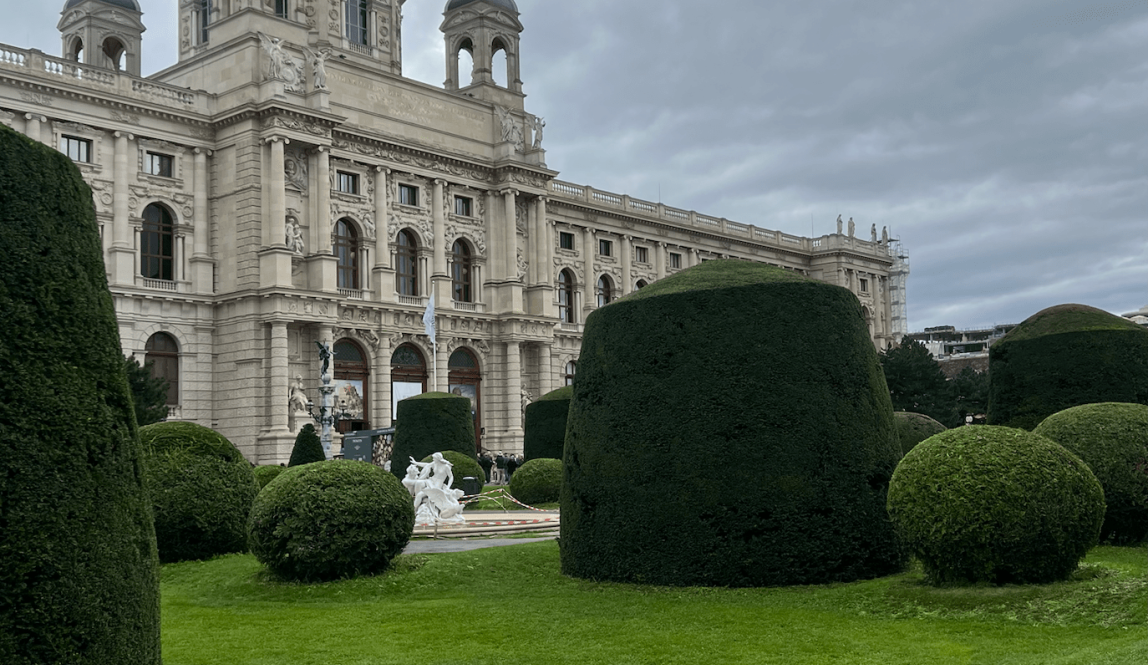 Kunsthistorisches Museum Wien photographed from the outside, including lawn 