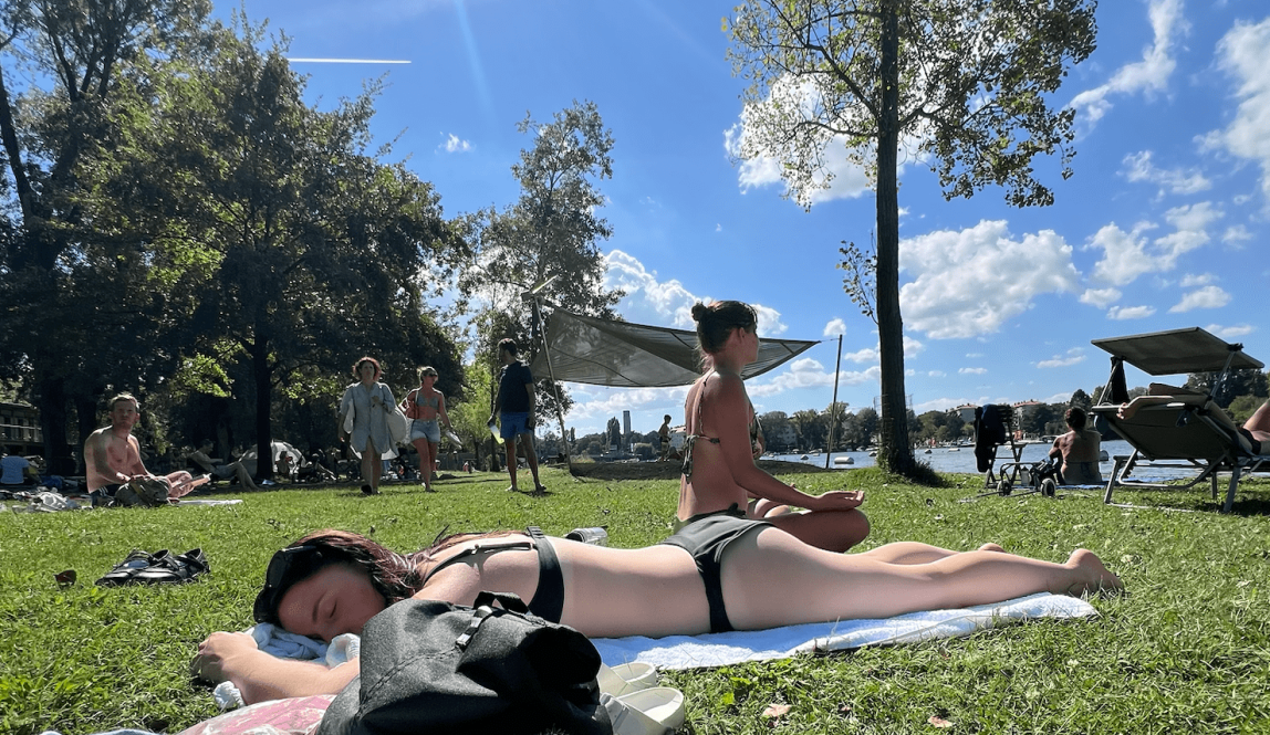 Girls sunbathing on the grass at Gänsehäufel